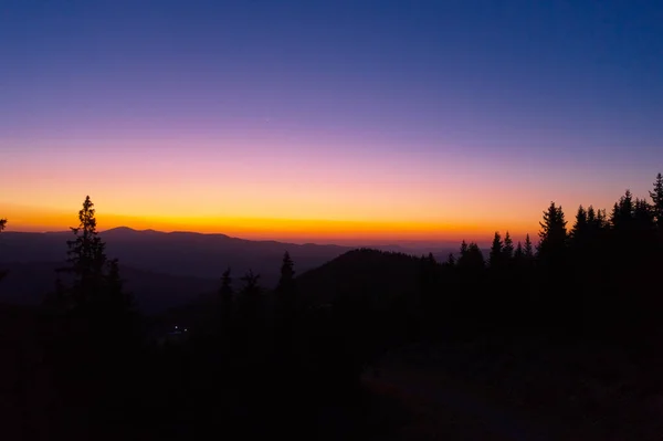 Inspirierende dramatische Panoramalandschaft mit Tannen und Bergen — Stockfoto