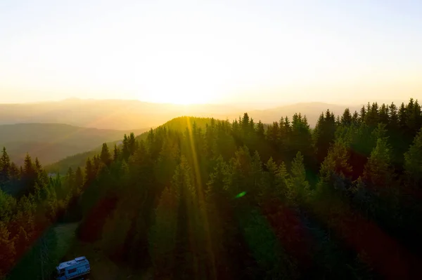 Bela paisagem montanhosa nos raios do sol poente. Bac — Fotografia de Stock