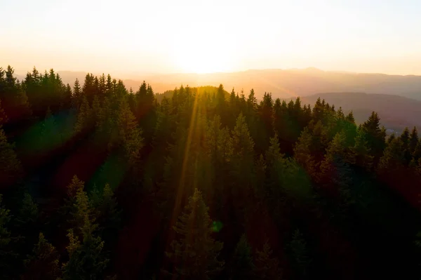 Indah lanskap gunung di sinar matahari terbenam. Bac — Stok Foto