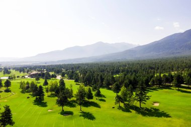 Bir İHA 'nın hava görüntüsü. Dağın muhteşem bir manzarası var.
