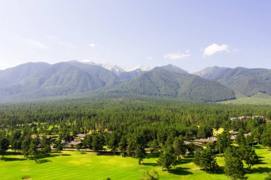Bir İHA 'nın hava görüntüsü. Dağın muhteşem bir manzarası var.