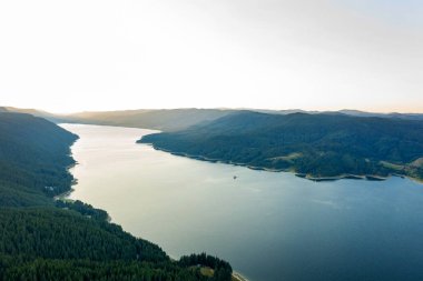 Bulgaristan 'ın yazları mavi gölü ve dağları olan vadi manzarası. Ormanlarla çevrili dağ gölleri, insansız hava aracı tarafından havadan çekilen görüntüler.