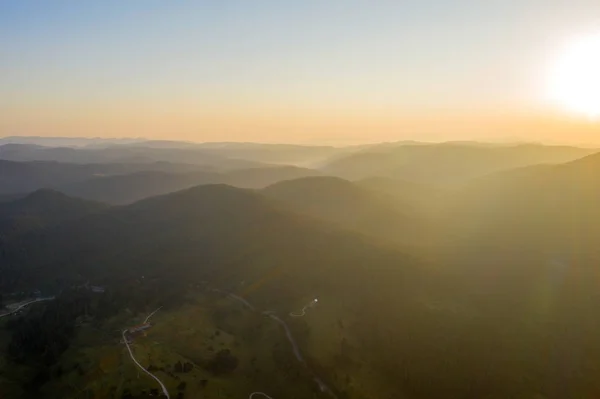 Pegunungan Dikelilingi Oleh Hutan Dengan Sinar Berwarna Warni Dari Matahari — Stok Foto