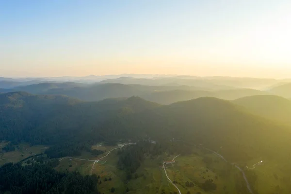 Pegunungan Dikelilingi Oleh Hutan Dengan Sinar Berwarna Warni Dari Matahari — Stok Foto