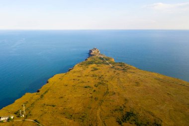 Kaliakra 'nın dar ve uzun burnu Bulgaristan' ın kuzey kıyısında denize açılıyor. Kırmızımsı bir rengin yüksek dik kıyıları çimlerin yeşilliği ve sonsuz mavi denizle uyum içindedir. İnsansız hava aracından görüntüle.
