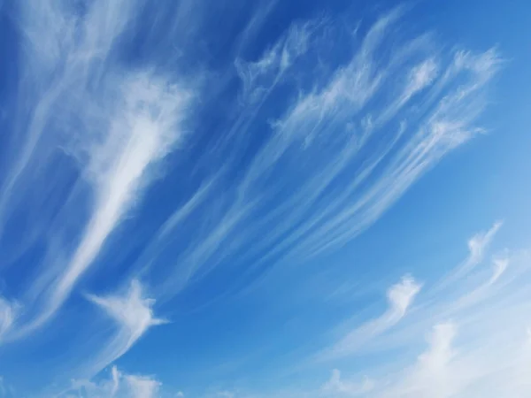 Güzel Gökyüzü Arkaplanı Mavi Gökyüzünde Alışılmadık Sirrus Bulutları — Stok fotoğraf