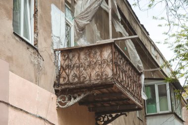 Odessa 'nın tarihi bölümünde eski evler. Eski Odessa, Ukrayna 'da pencere ve balkonlu eski püskü bir ev.