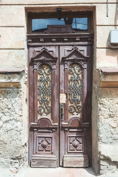 Antique Ξύλινες Πόρτες Ένα Παλιό Σπίτι Της Πόλης — Φωτογραφία Αρχείου