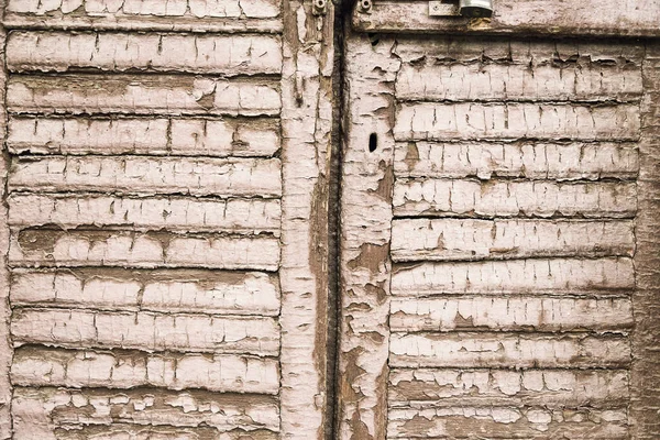 木の背景 古い割れた塗料の残りの部分と質感 茶色の塗料で塗装され 金属南京錠で閉じられた古い木製のドア — ストック写真