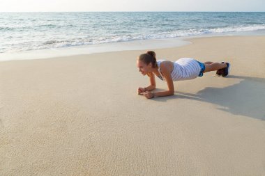 Tahta egzersiz sahilde