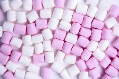 Arka plan olarak pembe ve beyaz şekerlemeler, makro. Yumuşak marşmelov dokusu yakın..
