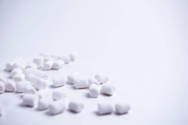 Arka plan olarak beyaz şekerlemeler, makro. Yumuşak marşmelov dokusu yakın..