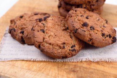 Beyaz arka planda izole edilmiş çikolatalı kurabiyeler. Tatlı bisküviler. Ev yapımı pasta..