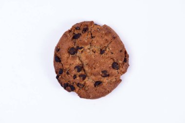 Beyaz arka planda izole edilmiş çikolatalı kurabiyeler. Tatlı bisküviler. Ev yapımı pasta..