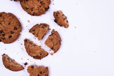 Beyaz arka planda izole edilmiş çikolatalı kurabiyeler. Tatlı bisküviler. Ev yapımı pasta..