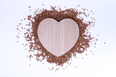 Karabuğday kalbi beyaz arka planda izole edilmiş. Üst görünüm.