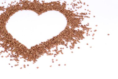 Karabuğday kalbi beyaz arka planda izole edilmiş. Üst görünüm.