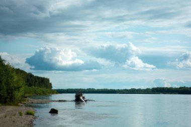 Yazın nehirde bulutlu bulutlar