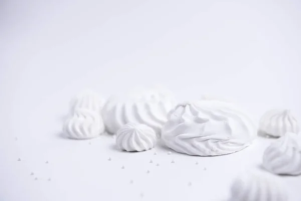 Хрустящее Белое Крученое Безе Кондитерские Изделия Белом Фоне Зефир Безе — стоковое фото