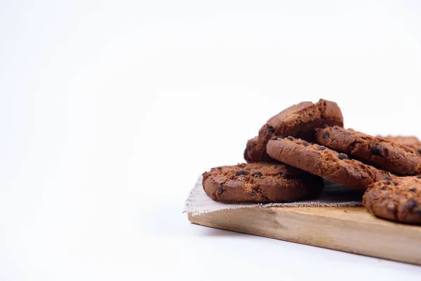 チョコレートチップクッキーは白い背景に隔離されています 甘いビスケット 自家製ペストリー — ストック写真