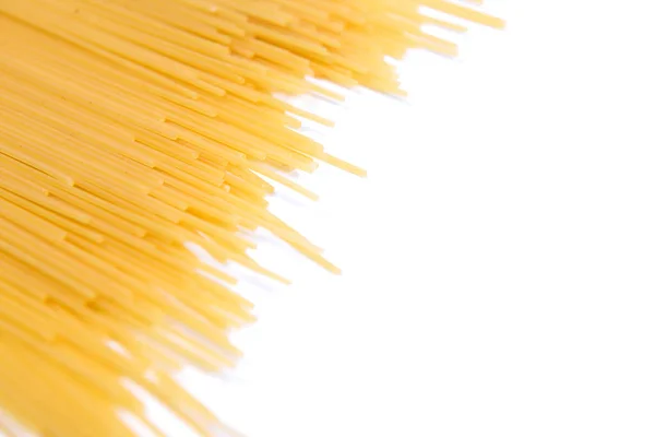 Spaghetti Lunghi Gialli Fondo Bianco Pasta Sottile Disposti File Pasta — Foto Stock