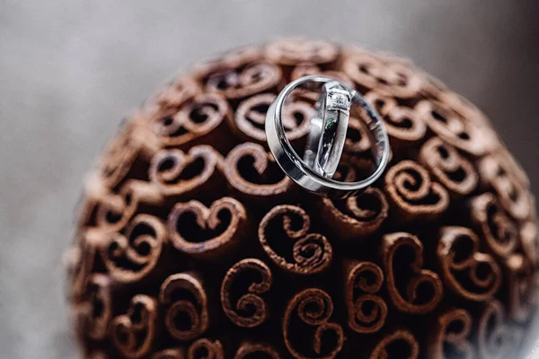 Tarçın küresi üzerinde pırlantalı platin nikah yüzükleri