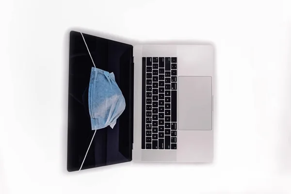 MacBook yüz maskeli dizüstü bilgisayar gibi