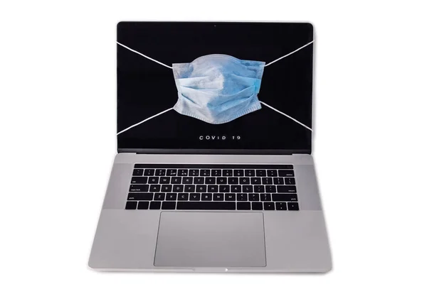 MacBook, yüz maskesi ile gösterilen COVID-19 'lu dizüstü bilgisayar gibi
