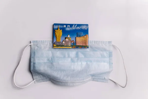 Buzdolabındaki mıknatıs Macau 'yu yüz koruma maskesinde gösteriyor. 