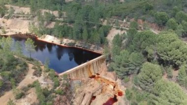 Rio Tinto 'da terk edilmiş bir maden. Göl ve nehir, Nerva İspanya yakınlarında kirlenmiş kırmızı su.