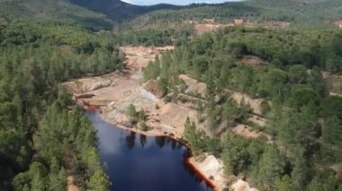 Rio Tinto 'da terk edilmiş bir maden. Göl ve nehir, Nerva İspanya yakınlarında kirlenmiş kırmızı su.