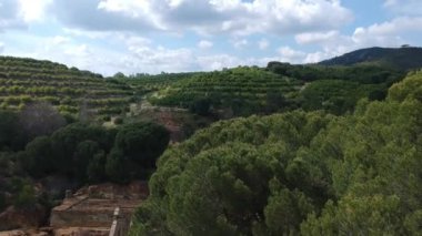 Rio Tinto 'da terk edilmiş bir maden. Göl ve nehir, Nerva İspanya yakınlarında kirlenmiş kırmızı su.
