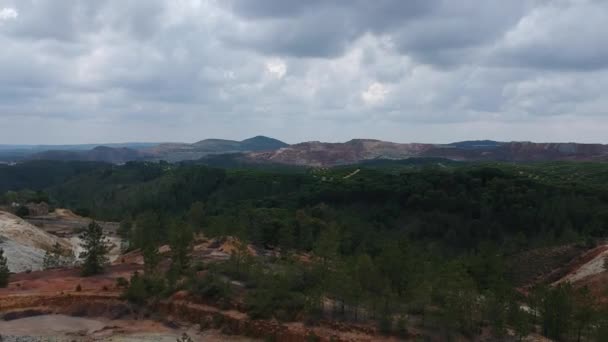 Mine abandonnée à Rio Tinto avec lac et rivière avec eau rouge polluée près de Nerva Espagne — Video