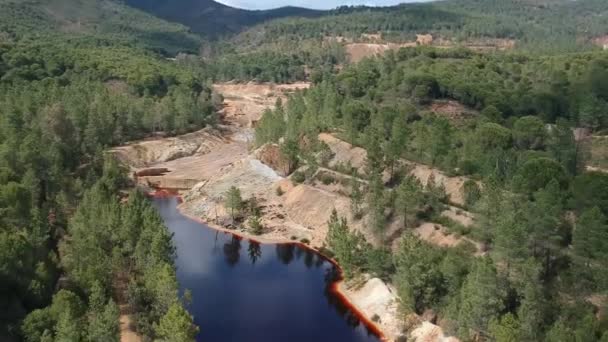 Verlaten mijn in Rio Tinto met meer en rivier met rood vervuild water bij Nerva Spanje — Stockvideo