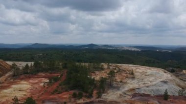 Rio Tinto 'da terk edilmiş bir maden. Göl ve nehir, Nerva İspanya yakınlarında kirlenmiş kırmızı su.
