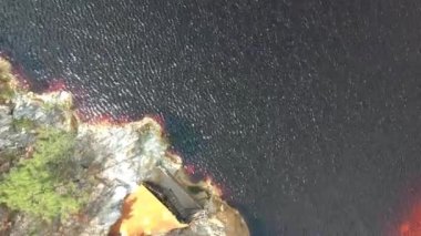 Rio Tinto 'da terk edilmiş bir maden. Göl ve nehir, Nerva İspanya yakınlarında kirlenmiş kırmızı su.