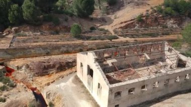 Rio Tinto 'da terk edilmiş bir maden. Göl ve nehir, Nerva İspanya yakınlarında kirlenmiş kırmızı su.