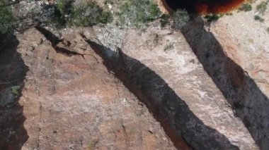 Rio Tinto 'da terk edilmiş bir maden. Göl ve nehir, Nerva İspanya yakınlarında kirlenmiş kırmızı su.