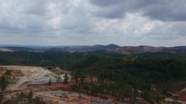 Rio Tinto 'da terk edilmiş bir maden. Göl ve nehir, Nerva İspanya yakınlarında kirlenmiş kırmızı su.