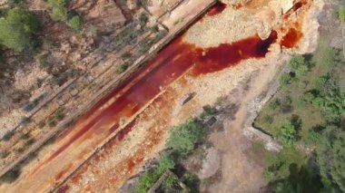 Rio Tinto 'da terk edilmiş bir maden. Göl ve nehir, Nerva İspanya yakınlarında kirlenmiş kırmızı su.