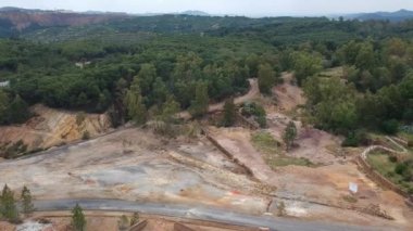 Rio Tinto 'da terk edilmiş bir maden. Göl ve nehir, Nerva İspanya yakınlarında kirlenmiş kırmızı su.