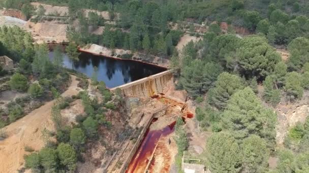 Mina abandonada en Río Tinto con lago y río con agua roja contaminada cerca de Nerva España — Vídeos de Stock