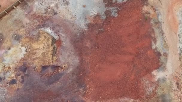 Заброшенная шахта в Рио-Тинто с озером и рекой с красной загрязненной водой возле Нервы, Испания — стоковое видео