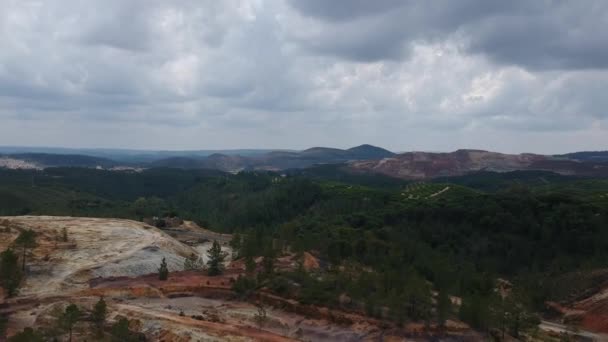 Mina abandonada en Río Tinto con lago y río con agua roja contaminada cerca de Nerva España — Vídeos de Stock