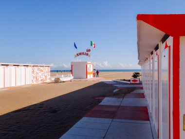 Rimini ve deniz manzaralı sahil plajı. Turistik sahil Rimini 'de plajda hiç kimse ya da küçük insanlar yok.