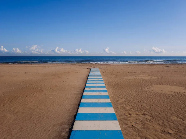 Rimini ve deniz manzaralı sahil plajı. Turistik sahil Rimini 'de plajda hiç kimse ya da küçük insanlar yok.