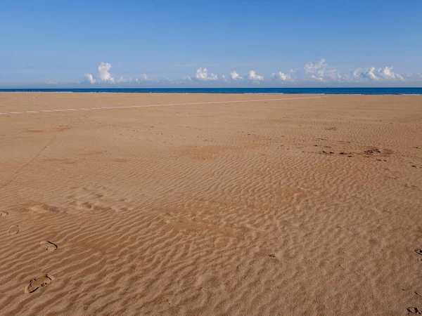 Rimini ve deniz manzaralı sahil plajı. Turistik sahil Rimini 'de plajda hiç kimse ya da küçük insanlar yok. — Stok fotoğraf