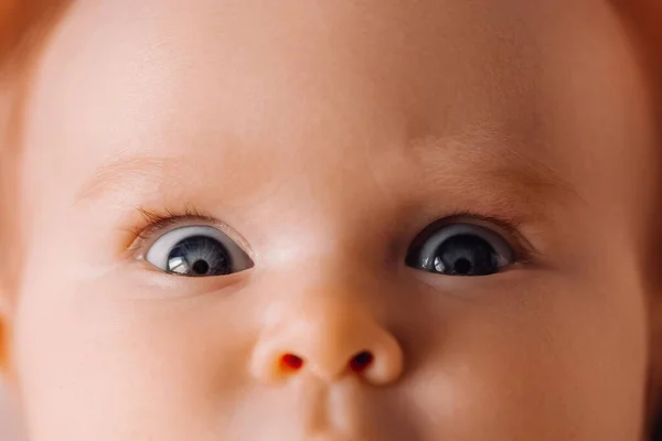 Маленькие глазки закрывают макро стрельбу. Новорожденная голова — стоковое фото