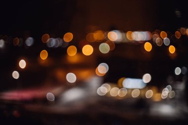 Şehir ışıkları siyah arka planda soyut dairesel limon bokeh. Odaklanmamış takumar mercek fişekleri