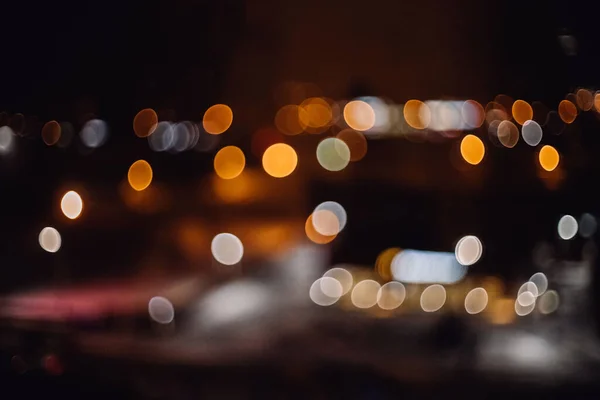 Şehir ışıkları siyah arka planda soyut dairesel limon bokeh. Odaklanmamış takumar mercek fişekleri